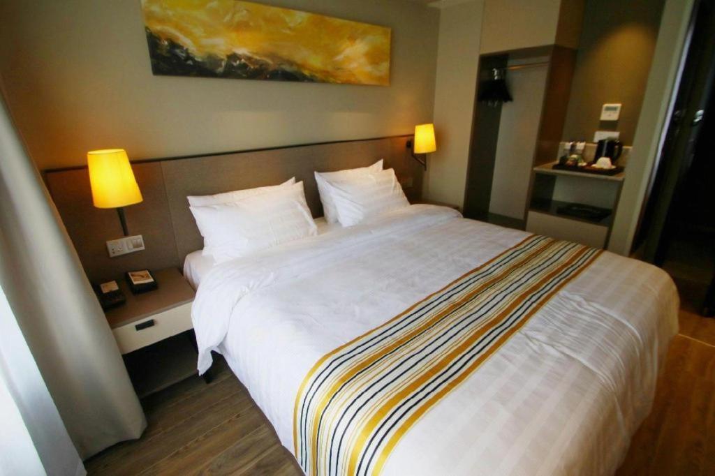 Home Inn Plus Shanghai New International Expo Center Yushan Road Yuanshen Sports Eksteriør bilde